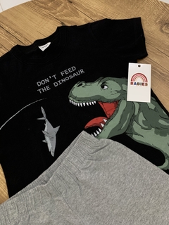 Conjunto camiseta preta dinossauro "Don't feed the dinossaur" + short moletom cinza (Rovitex) - Babies Move Brecho