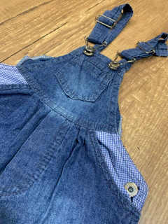 Jardineira jeans com detalhe xadrez azul (Snoopy) - Babies Move Brecho