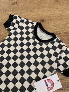 Macacão curto quadriculado preto e branco (Babybeh) na internet