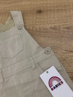 Jardineira curta jeans bege - bolso frontal (Teddy Boom) na internet