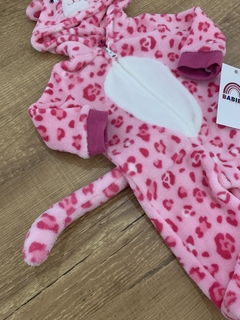 Macacão com pé de pelúcia com capuz - oncinha cor de rosa (Puket) - Babies Move Brecho