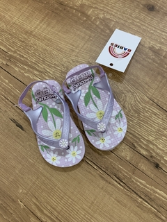 Chinelo de dedo lilás com florzinhas (Pimpolho) na internet