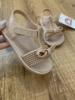 Sandália emborrachada rosa com aplicação (Mini Melissa) na internet