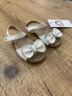 Sandália off com laço e detalhes dourados (Pampili) na internet