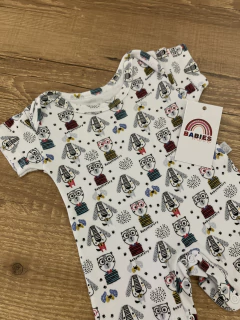 Macacão curto branco com estampa gatos e cachorros coloridos (Baby History) na internet