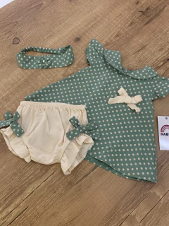 Vestido com gola inglesa poazinho verde com bege + tapa fralda + laço de cabeça na internet