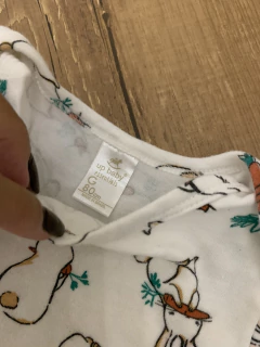 Macacão curto branco com coelhos e cenouras (Up Baby) na internet
