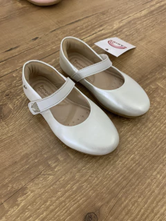 Sapatinho branco perolado com fechamento de velcro com strass - comprar online