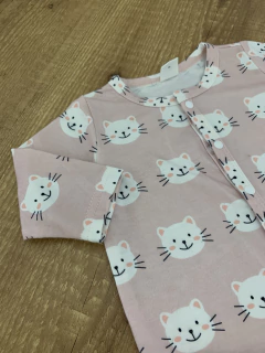 Macacão com pé listrado rosa e branco - gatinho (Shein) - Babies Move Brecho