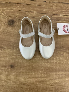 Sapatinho branco perolado com fechamento de velcro com strass na internet