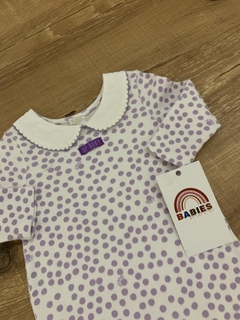 Macacão com pé gola inglesa branco com lilás poazinho (Up Baby) - loja online