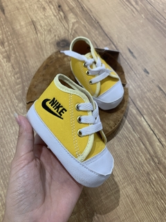 Tenis de tecido amarelo ´nike´