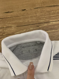 Blusa manga longa branca com azul marinho (Calvin Klein Jeans) - loja online