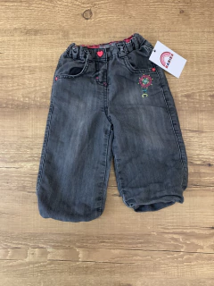Calça jeans preta com botão de coração (Orchestra)