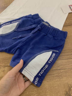 Conjunto camiseta branca básica + short moletom azul com detalhes brancos (Tigor T. Tigre) - Babies Move Brecho