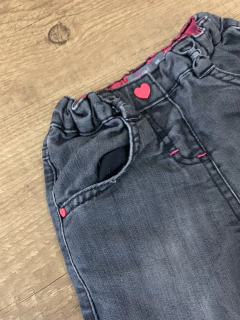 Calça jeans preta com botão de coração (Orchestra) - comprar online