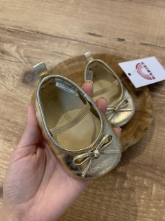 Sapatinho dourado com elastico com lacinho (Gymboree) - loja online