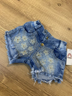 Short jeans azul com renda bordado flores - comprar online