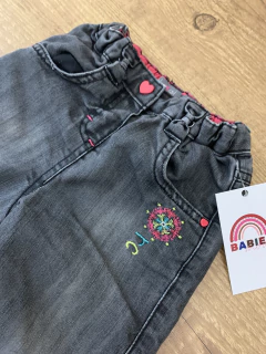 Calça jeans preta com botão de coração (Orchestra) na internet