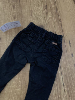 Calça jeans preta com rasgo no joelho (Yoyo Baby) - Babies Move Brecho