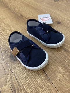 Tênis tecido azul marinho com velcro lateral - detalhe marrom (Kéto) na internet