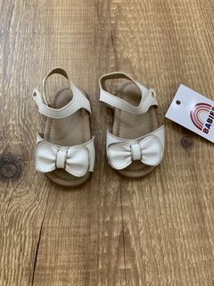 Sandália off com laço e detalhes dourados (Pampili) - comprar online