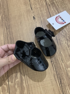 Sapatinho de verniz preto com laço lateral - comprar online