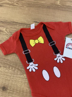 Body vermelho 'suspensório' e gravata - Mickey (Lu Bebê) na internet