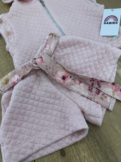 Imagem do Conjunto moletom rosa com flores bordadas - blusa com capuz + short (Kiki)
