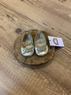 Sapatinho dourado com elastico com lacinho (Gymboree) - comprar online