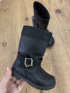 Bota cano alto preta - texturas e fivela lateral - Babies Move Brecho