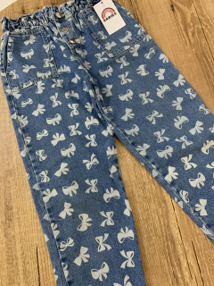 Calça jeans com laços e cóz de elástico (Petit Cherie) - Babies Move Brecho
