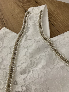 Conjunto blusa com renda e perolas + saia rodada branca com flores (Difoni)