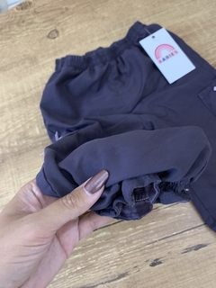Calça roxa com bolsinhos laterias e lacinhos na internet