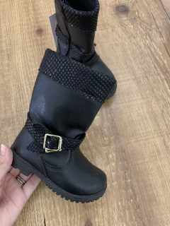 Bota cano alto preta - texturas e fivela lateral na internet