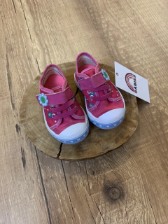 Tenis rosa com estampa floral e aplicações