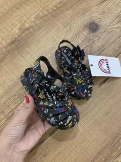Sandália emborrachada preta "Mickey e amigos" (Mini Melissa) - comprar online