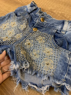 Short jeans azul com renda bordado flores na internet