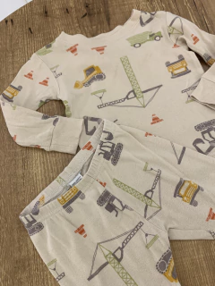Conjunto pijama bege com carros de obra (Carter's) na internet