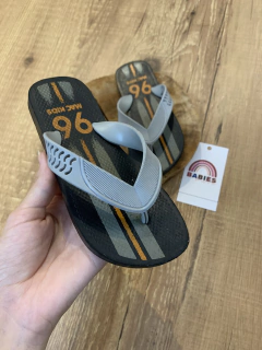 Chinelo cinza e preto (Mac kids) na internet