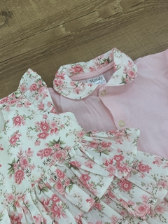 Imagem do Conjunto macacão com pé + Vestido de linho em camadas off com floral rosa