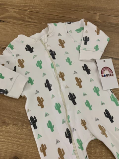 Macacão longo branco com estampa cactos pretos\marrons e verdes (Ropek) na internet