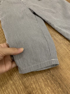 Calça jeans listrada azul e branco - botão azul marinho (Carter's) - Babies Move Brecho