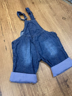 Jardineira jeans com detalhe xadrez azul (Snoopy) - loja online