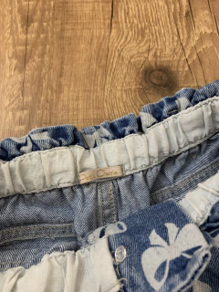 Calça jeans com laços e cóz de elástico (Petit Cherie)