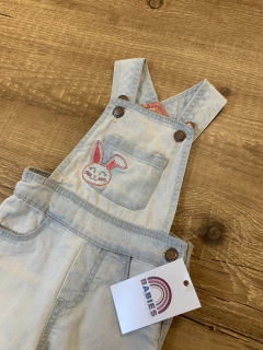 Jardineira jeans com bolsinho - coelhinho bordado (PUC) na internet