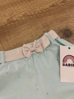 Short azul com glitter e cinto cintilante com laço (Randa Mundo) na internet