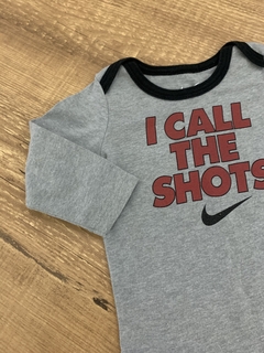 Body cinza com preto "I call the shots" (Nike) na internet