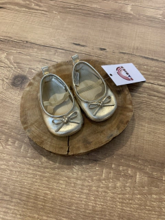 Sapatinho dourado com elastico com lacinho (Gymboree)