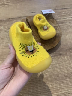 Sapatinho meia amarelo - leão sola emborachada na internet